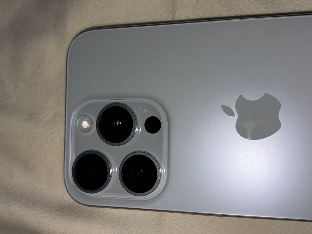 Apple iPhone15pro 128GB ホワイトチタニウム　SIMフリー