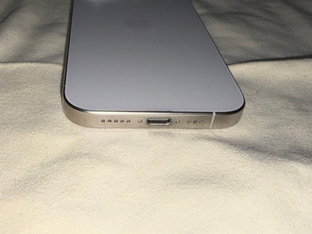 Apple iPhone15pro 128GB ホワイトチタニウム　SIMフリー