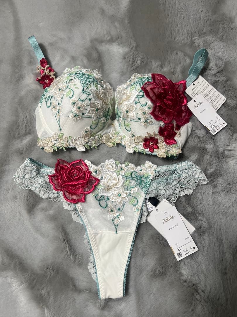 今だけ割引‼️サールト 花柄刺繍ブラジャーショーツセット❣️