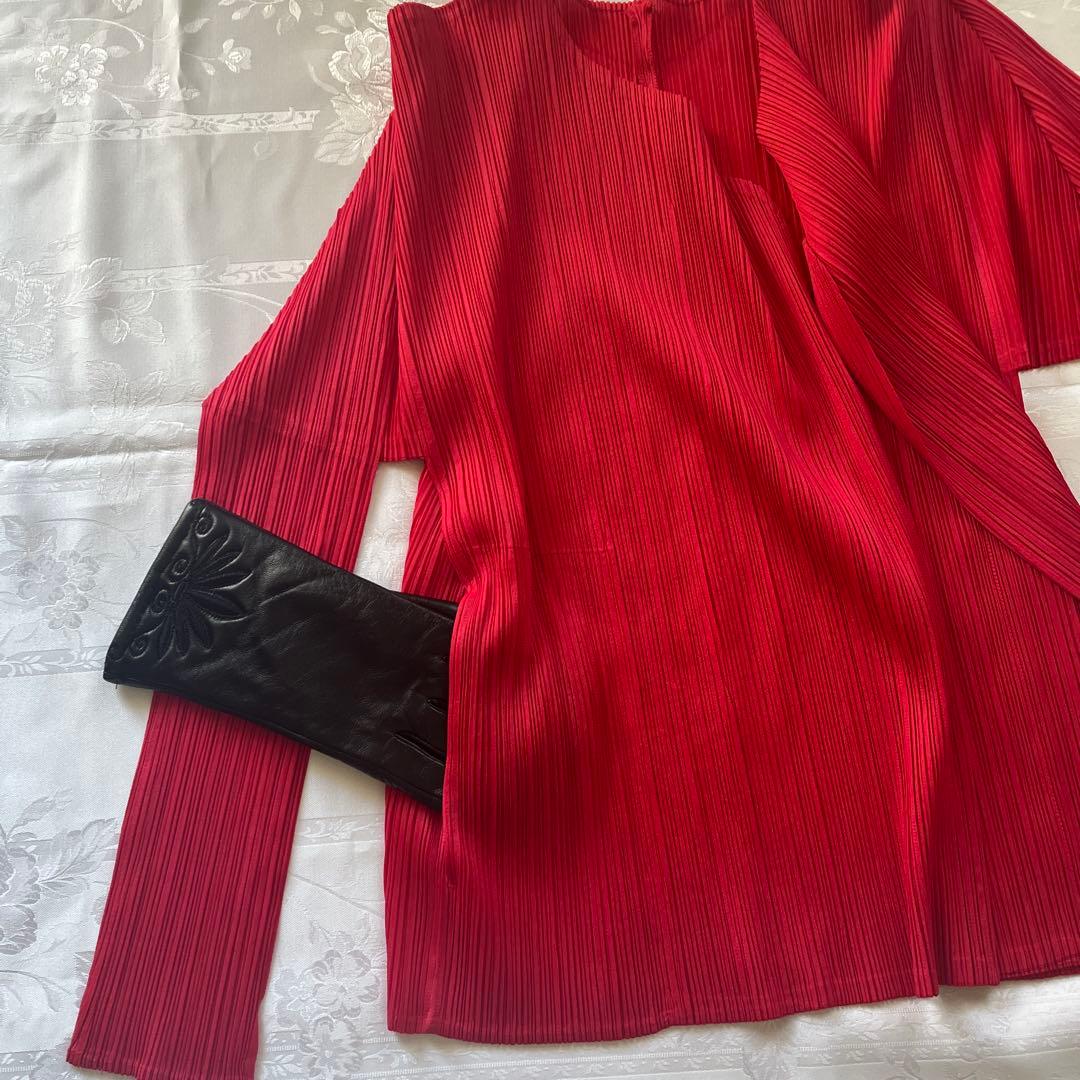 レッド プリーツデザイン 長袖トップス