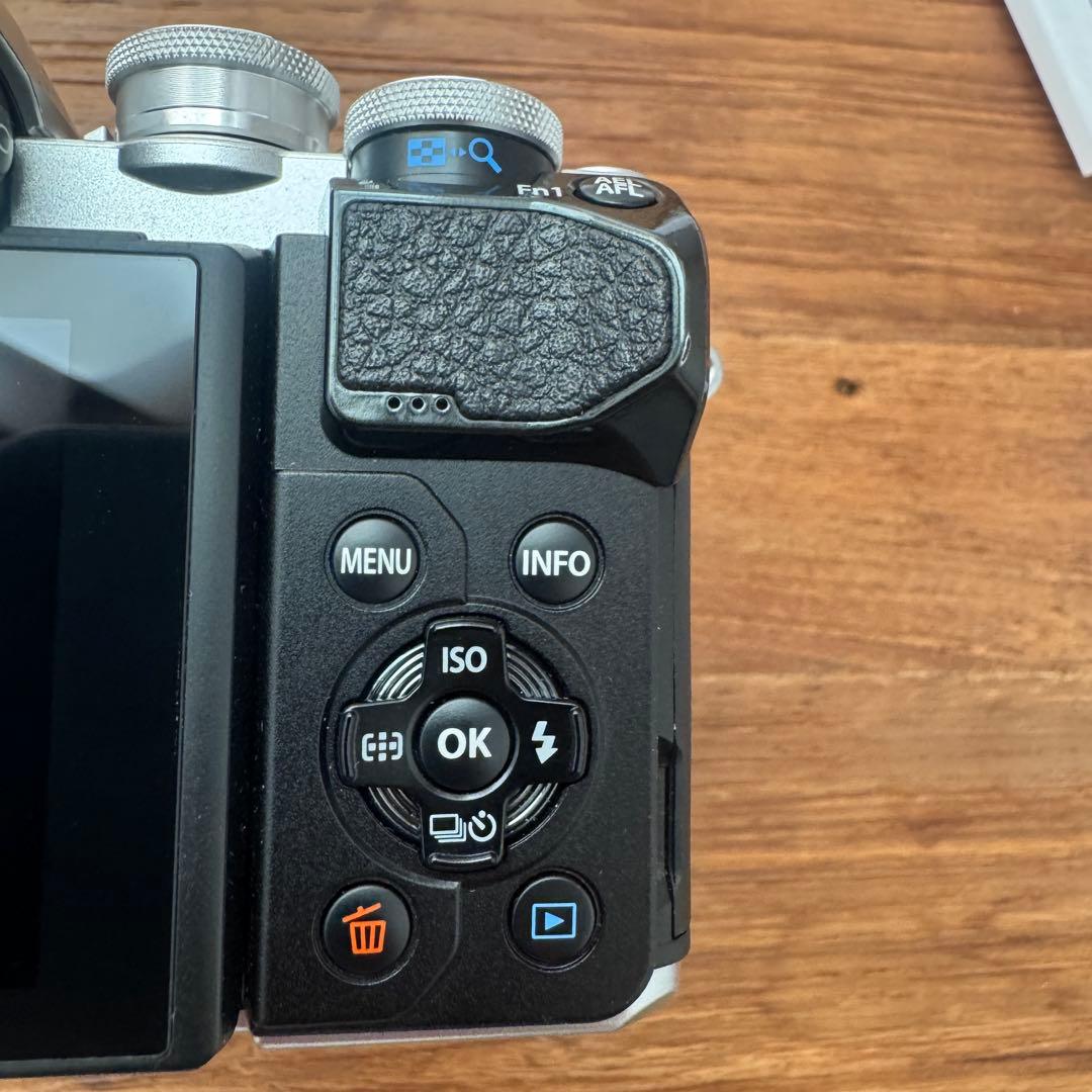 【美品】OLYMPUS OM-D E-M10 Mark III オリンパス