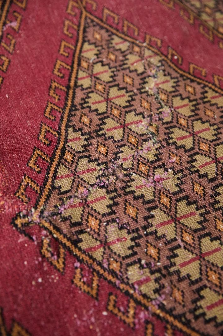 ヴィンテージラグ　トライバルラグ　パキスタン産（169×119cm）リペア跡あり