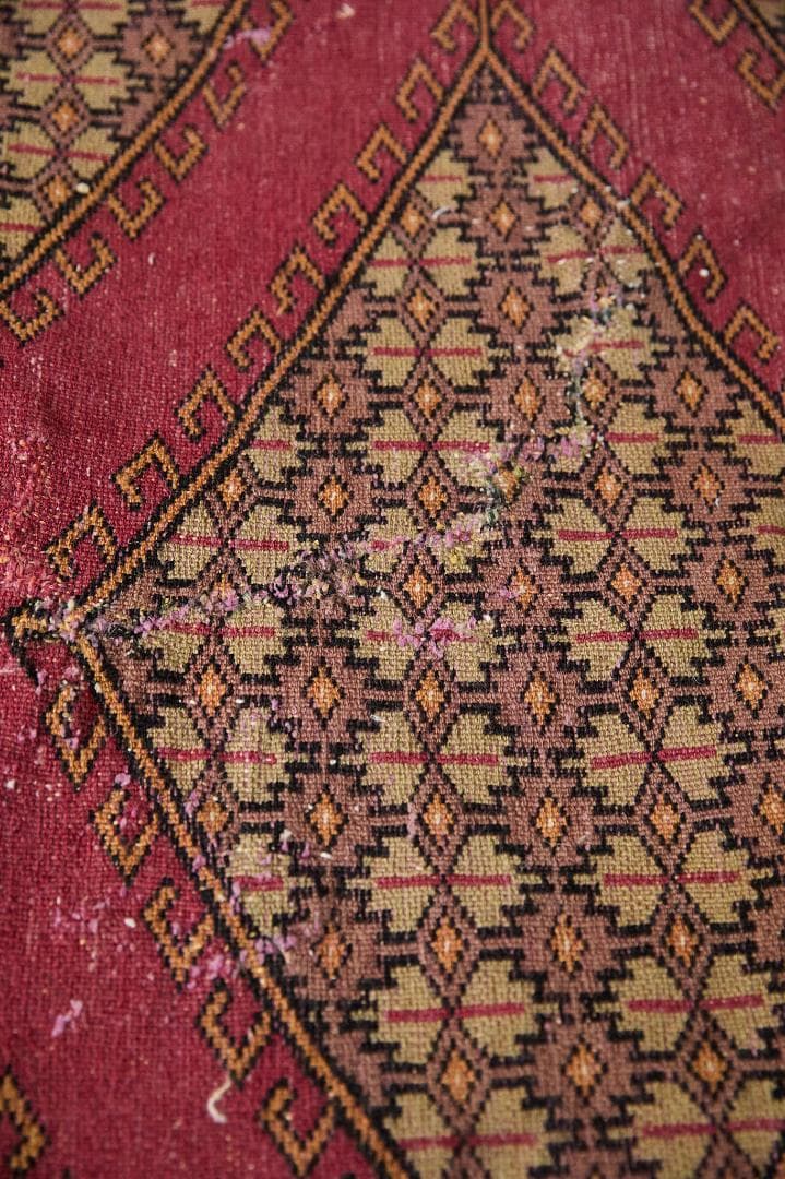 ヴィンテージラグ　トライバルラグ　パキスタン産（169×119cm）リペア跡あり