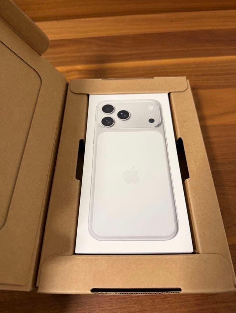 新品同様　iphone17promax256gb シルバー国内版