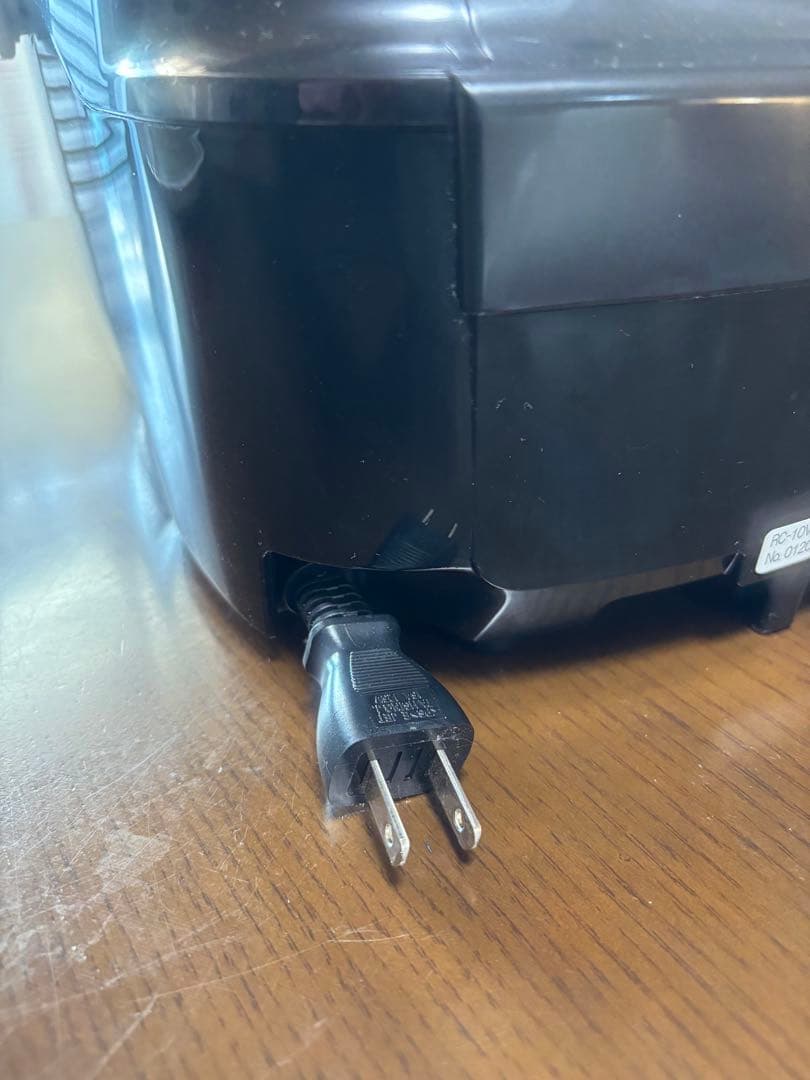 TOSHIBA 真空圧力IHジャー炊飯器　割れた部分あり！