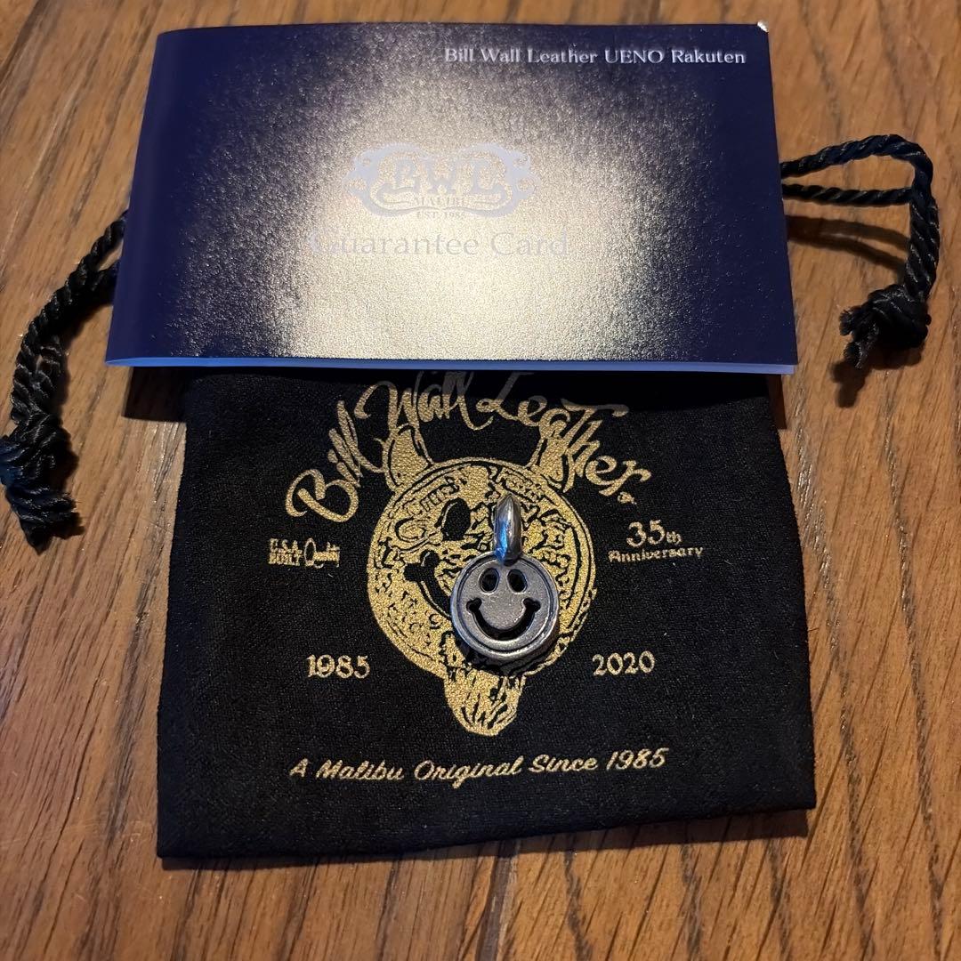 ビルウォールレザー　Happy Face Charm