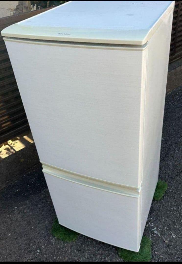 シャープ冷凍冷蔵庫137L 横縞模様付け替えどっちもドア自動霜取り機能付き