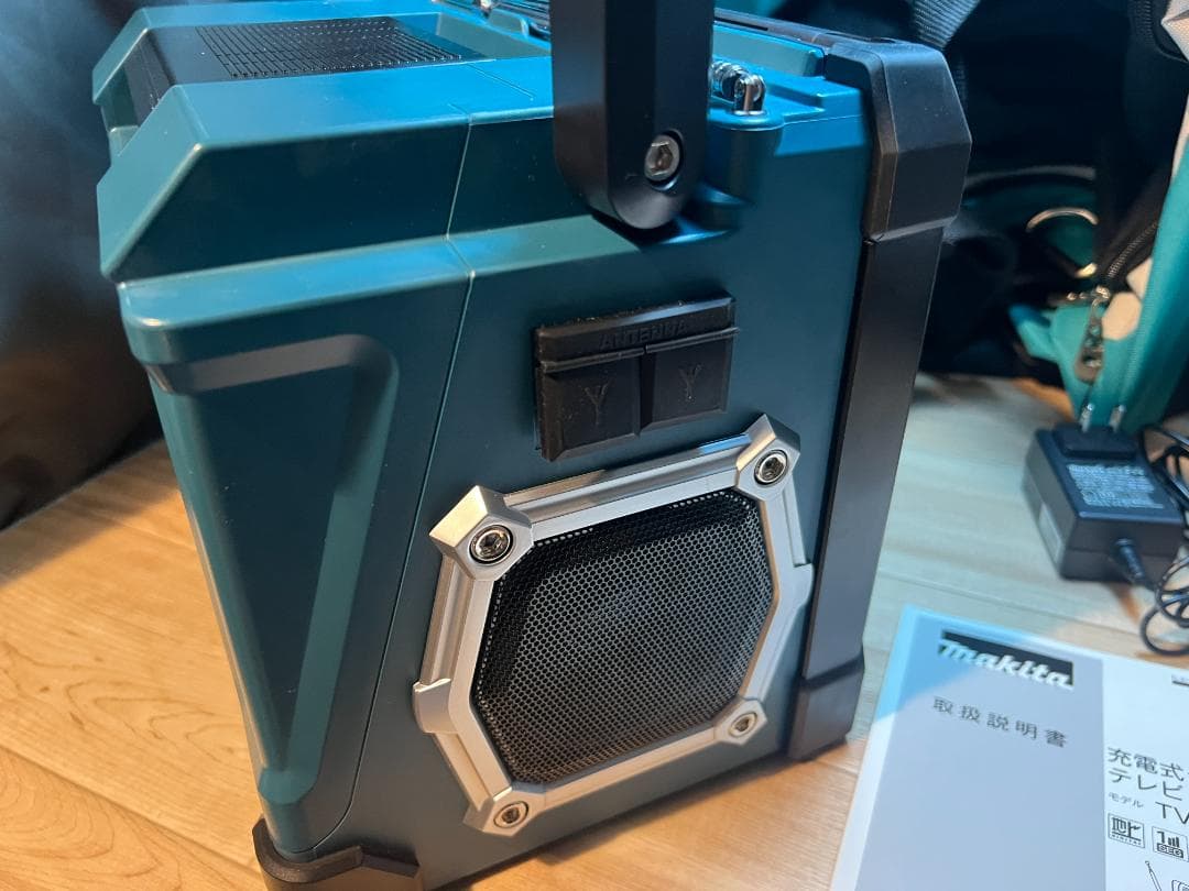 侍*ン様 マキタ 充電式ラジオ付テレビ TV100・ハンディライト ML807