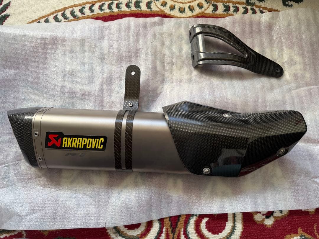 AKRAPOVIC　アクラポビッチYZF-R1　15- スリップオンマフラー