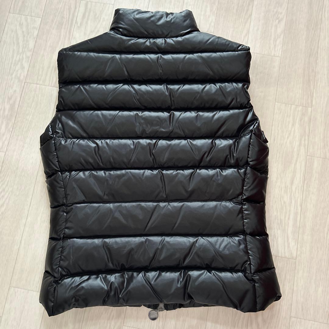MONCLER ブラック ダウンベスト