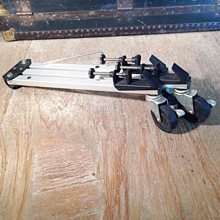 ドリー、三脚。