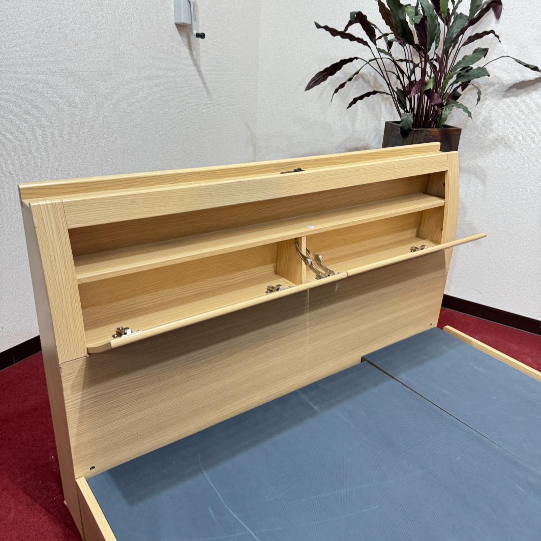 ダブルベッド　引き出し有り　コンセント付き　枕元に収納有