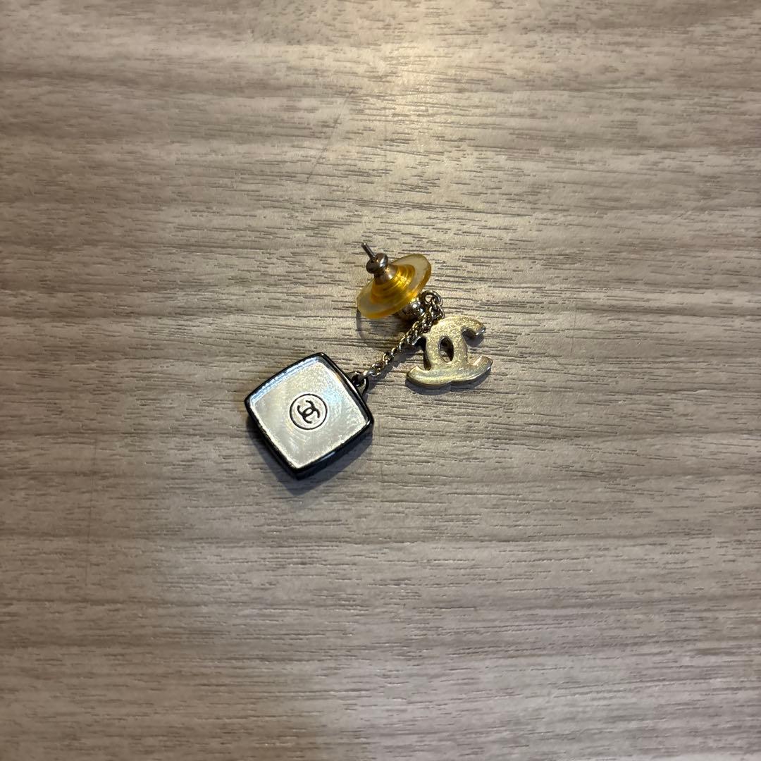 ココシャネル　お化粧パレットピアス　ロゴ