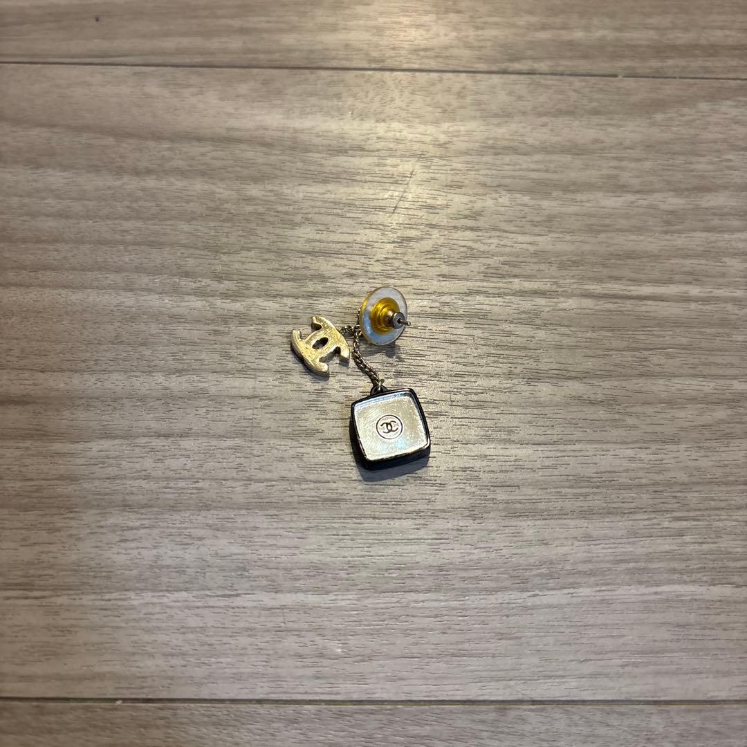 ココシャネル　お化粧パレットピアス　ロゴ