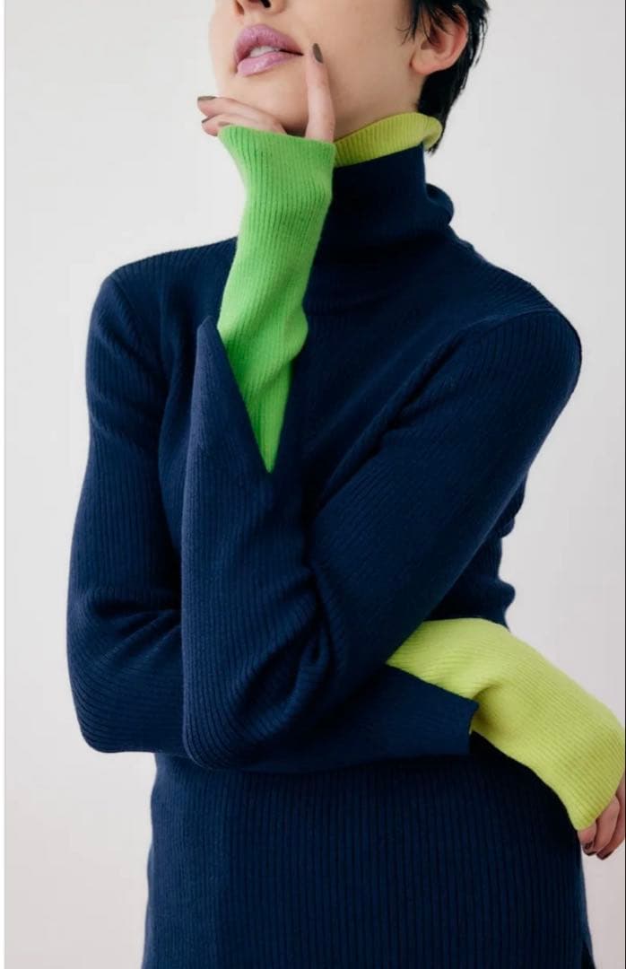 ネイビーとライムグリーンのタートルネックニット