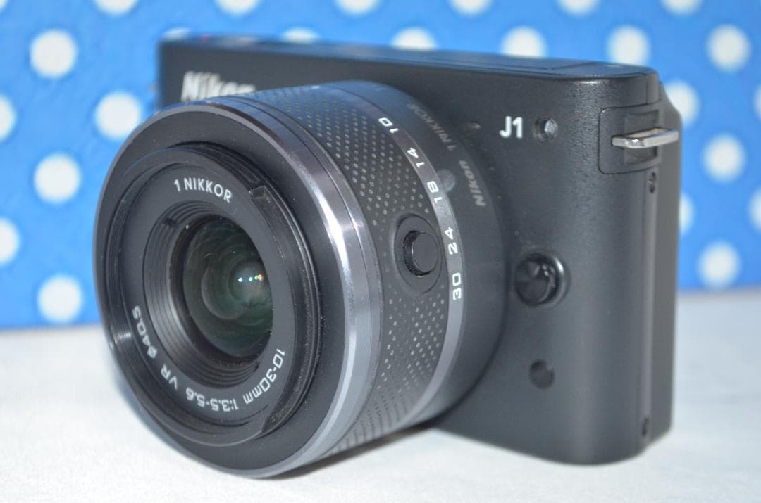 ⭐️コンパクトミラーレスカメラ⭐️大人気ブラック⭐️ ニコン　J1
