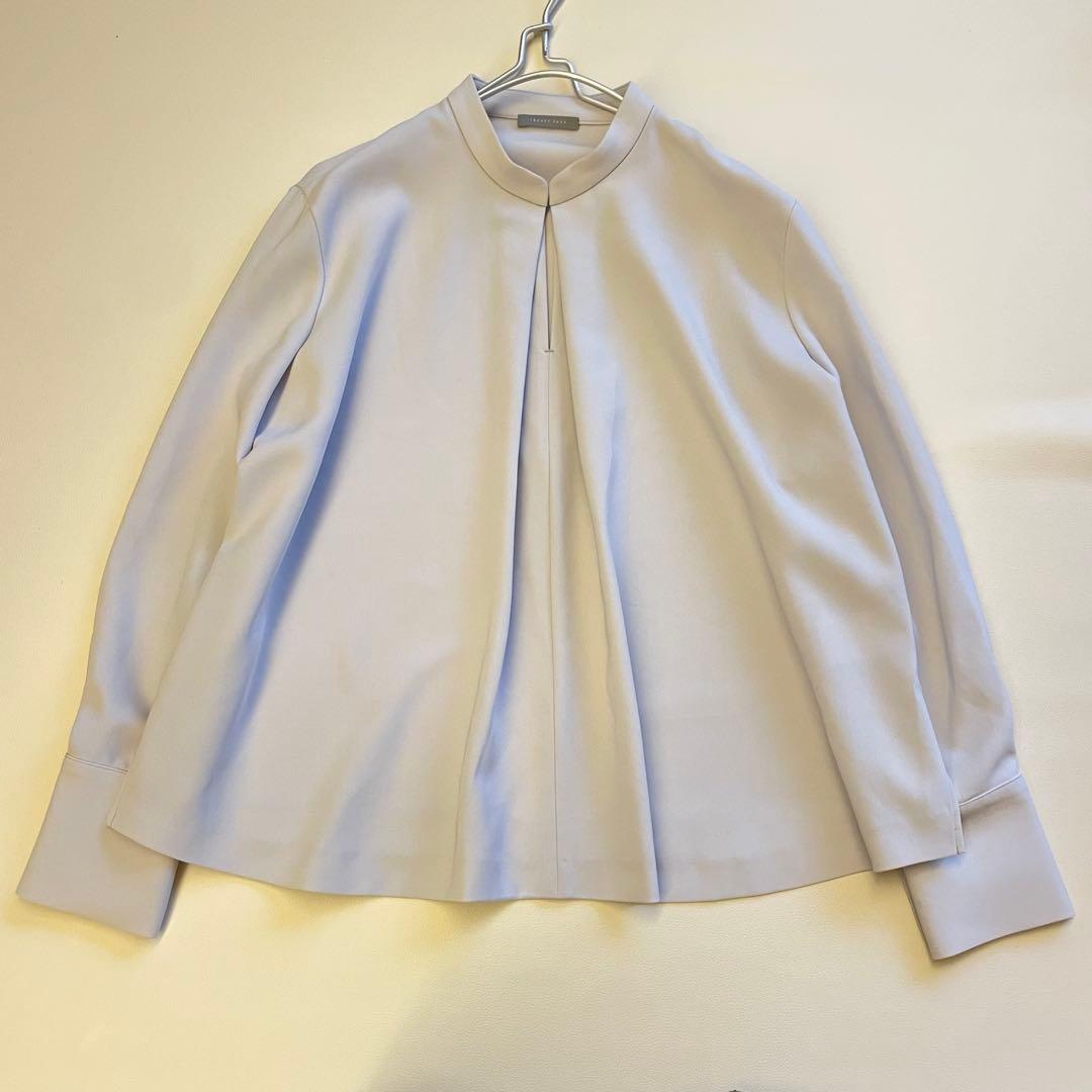 25モデル✨セオリーリュクス　サテン バンドカラー ブラウス 比翼 ライトグレー