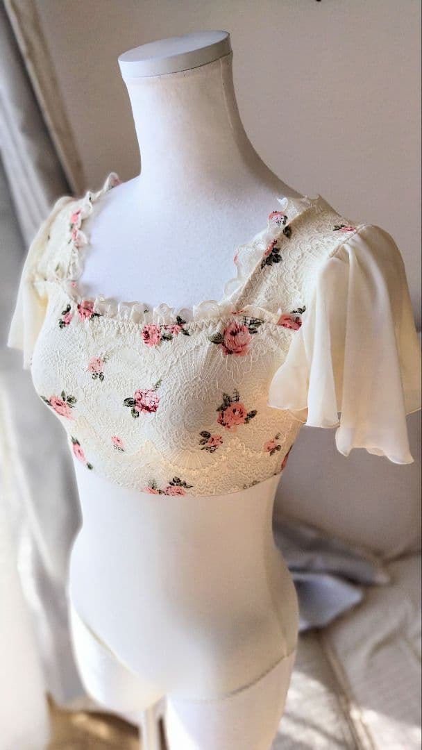 Ｓ～Ｍサイズ／秘密の花園に咲く可憐なピンクの薔薇が可愛いアイボリー娘役レオタード