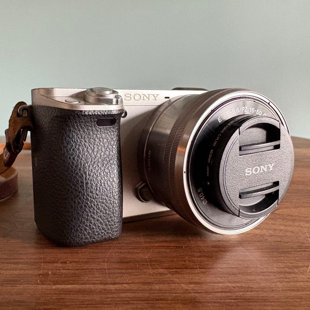 SONY α6000 ミラーレス一眼カメラ、F4 E10-18mm レンズ付