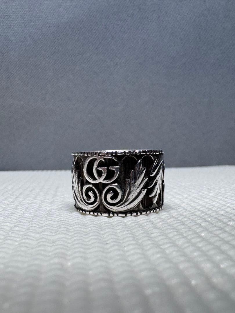 Gucci シルバーリング 装飾的な彫刻