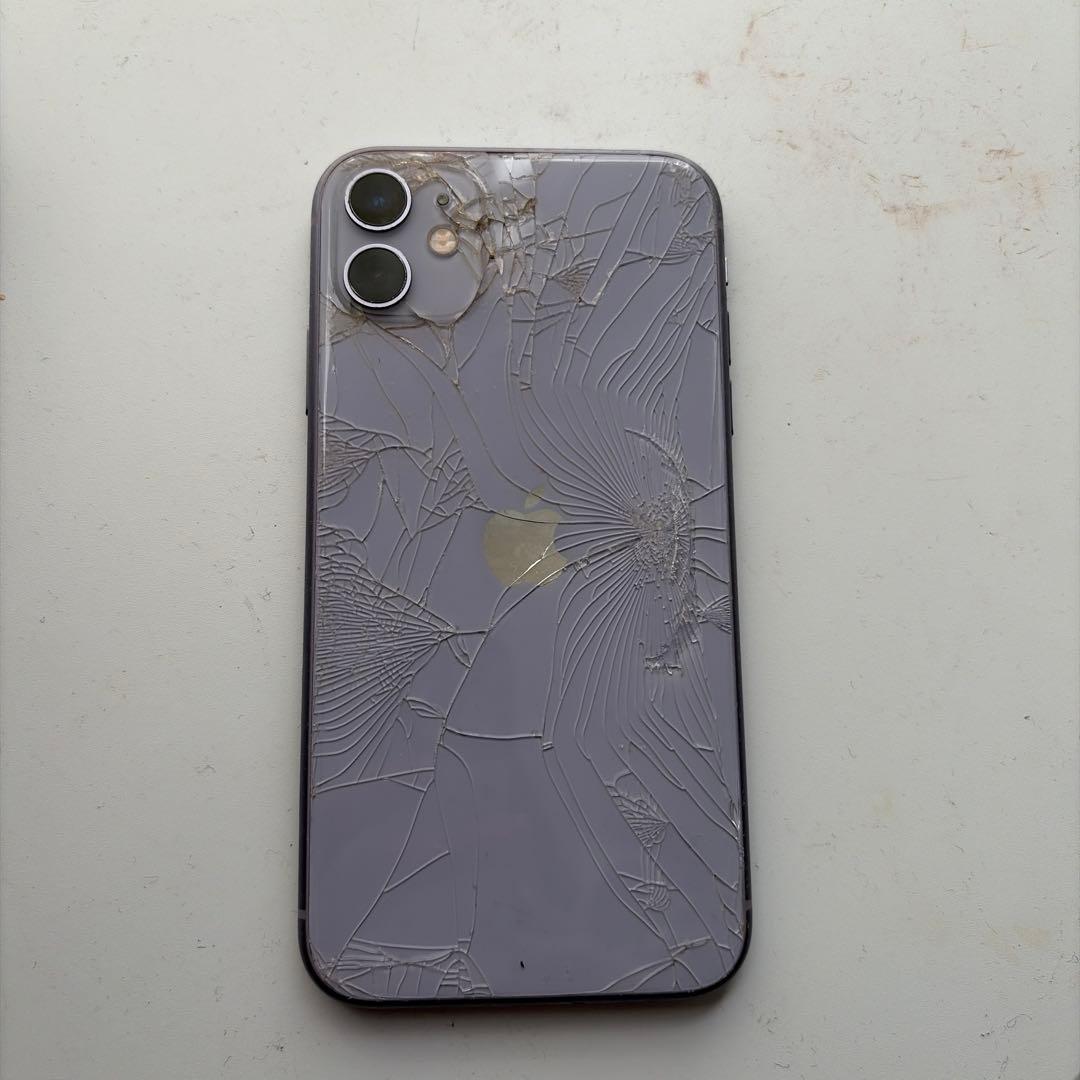 iPhone 11 パープル 本体 背面ひび割れ