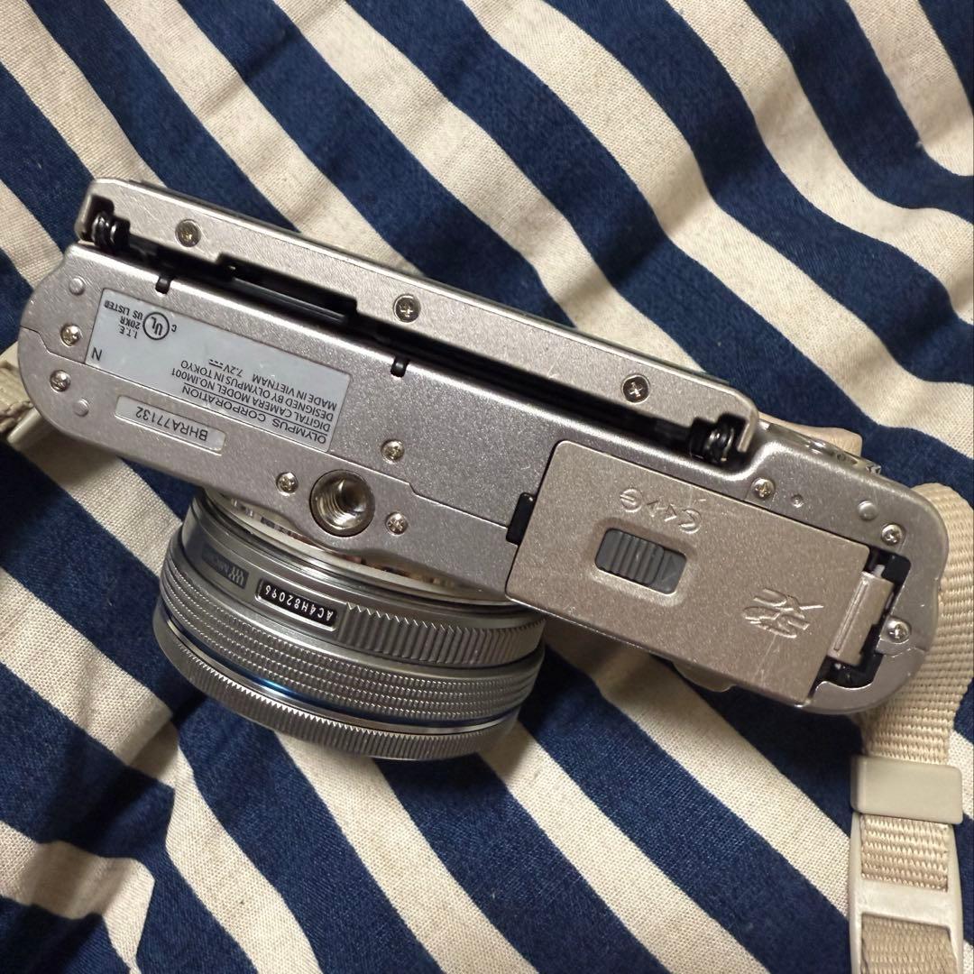 ミラーレス一眼OLYMPUS PEN E-PL8 単焦点/ズーム