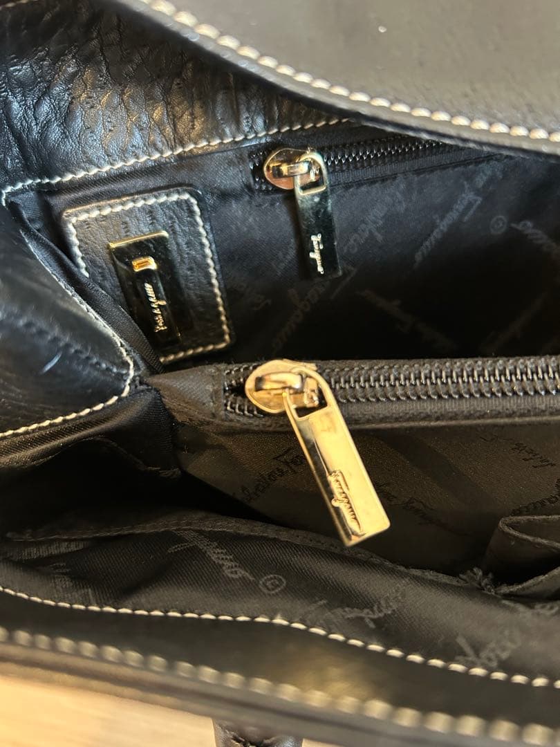 美品　フェラガモブラックレザートートバッグ