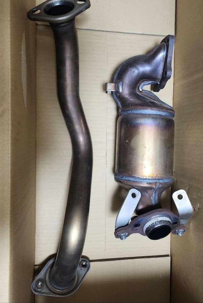 新車外しスイフトスポーツzc33s用　純正触媒キャタライザー、フロントパイプ