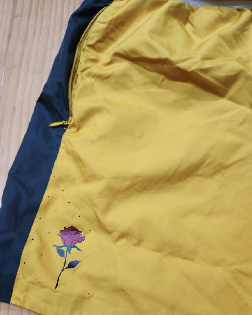 m*t様 GYAKUSOU フード付きウィンドブレーカー 黒/黄