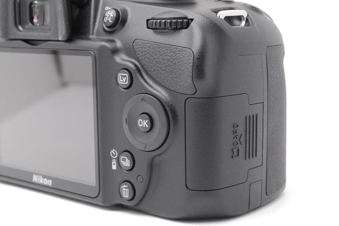 【ショット数８枚　ほぼ新品】Nikon D3200　スマホ転送　箱・付属品付き