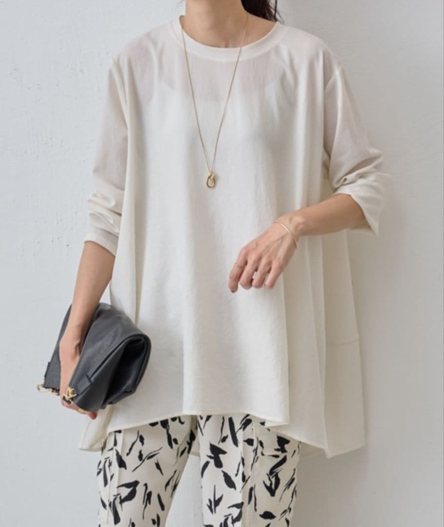 美品✨️BEARDSLEY ビアズリー　後ろドレープ Tブラウス アイボリー　白