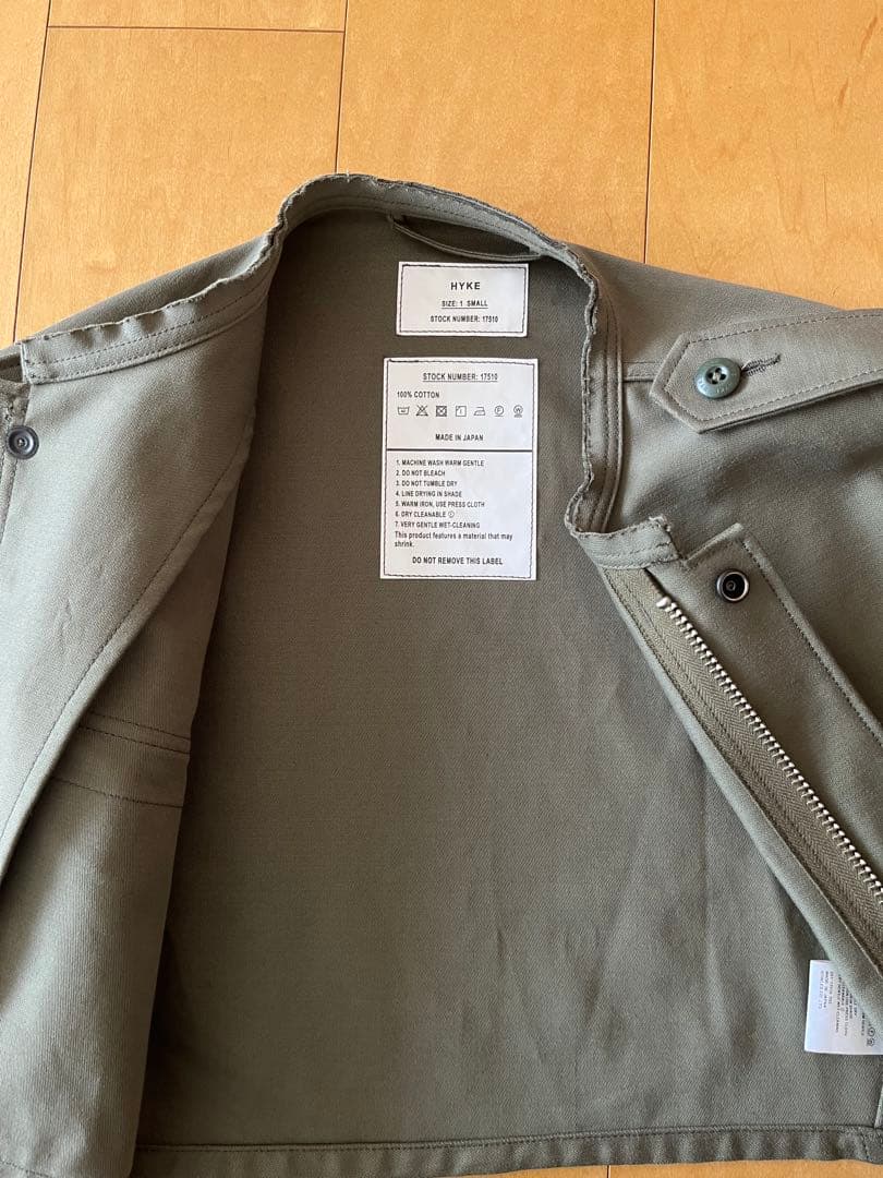 HYKE オリーブ クロップドジャケット ショルダーパッド付き