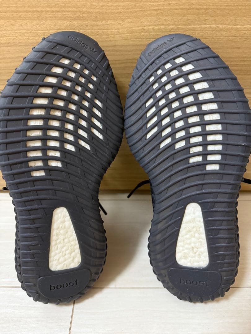 靴 YEEZY Boost 350 V2