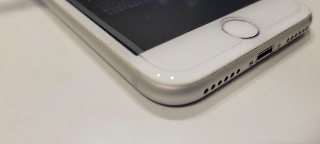 Apple iPhone 8 シルバー 本体 SIMフリー 美品