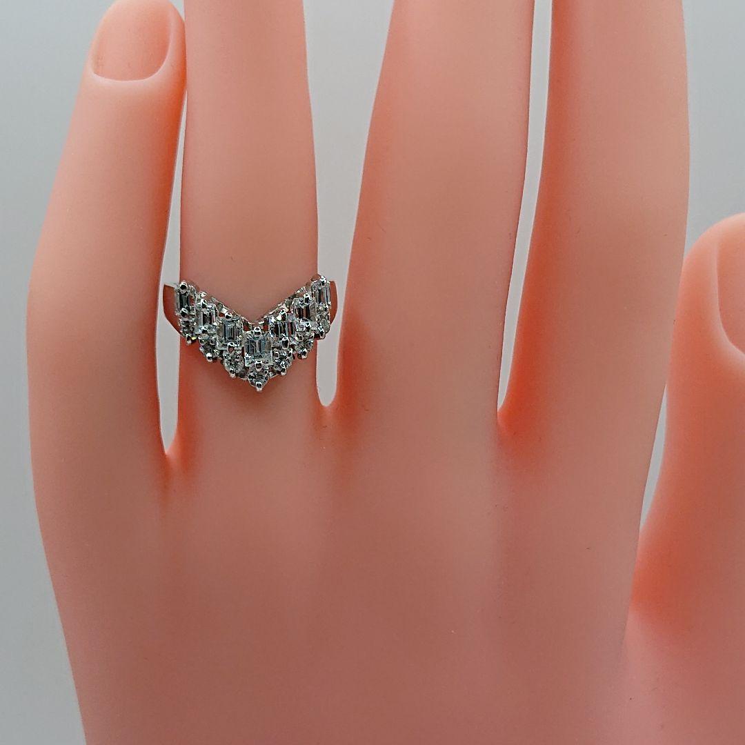 お腹ペコリん1カラットバケットカットとラウンド 天然ダイヤモンドリングV字