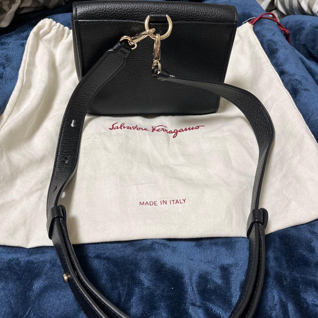 Salvatore Ferragamo ブラックレザーショルダーバッグ