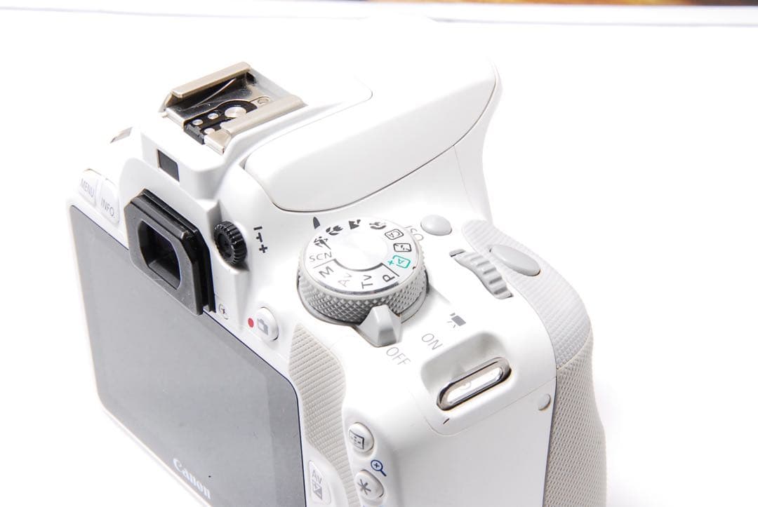 「スマホ卒業」最初の一眼に Canon Kiss X7 ホワイト スマホ転送