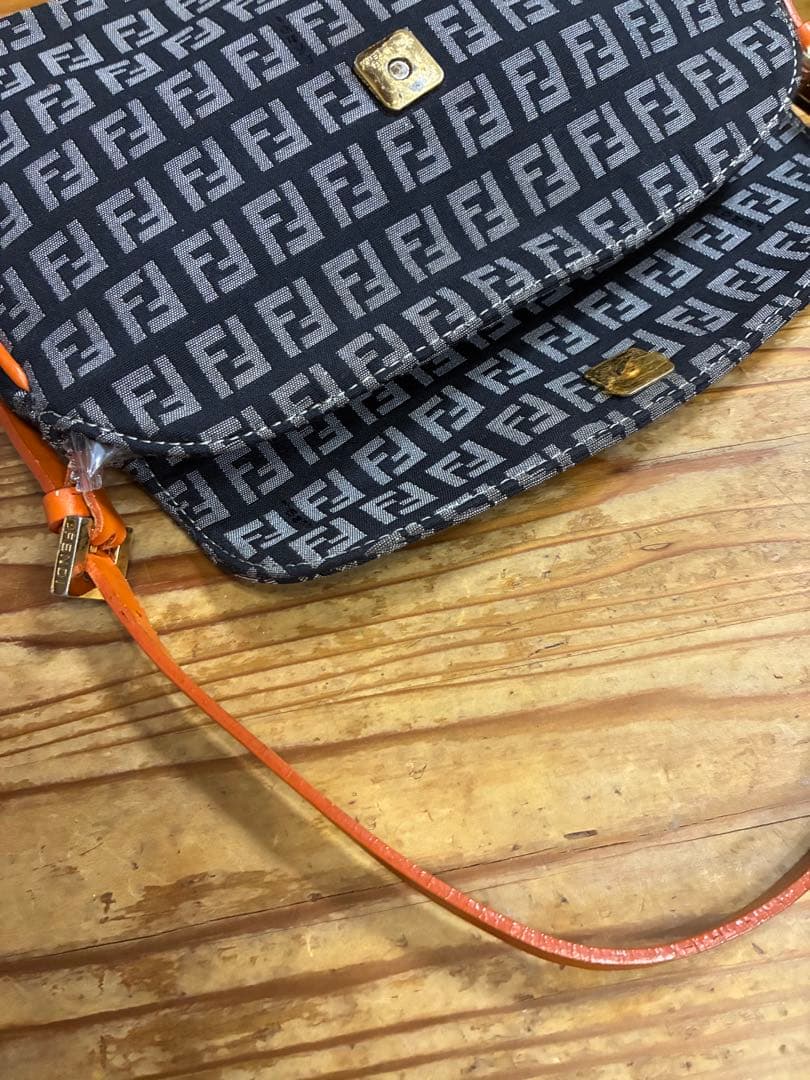 Fendi FFロゴ　アクセサリーポーチ(ワンショルダー)ブラック/オレンジ