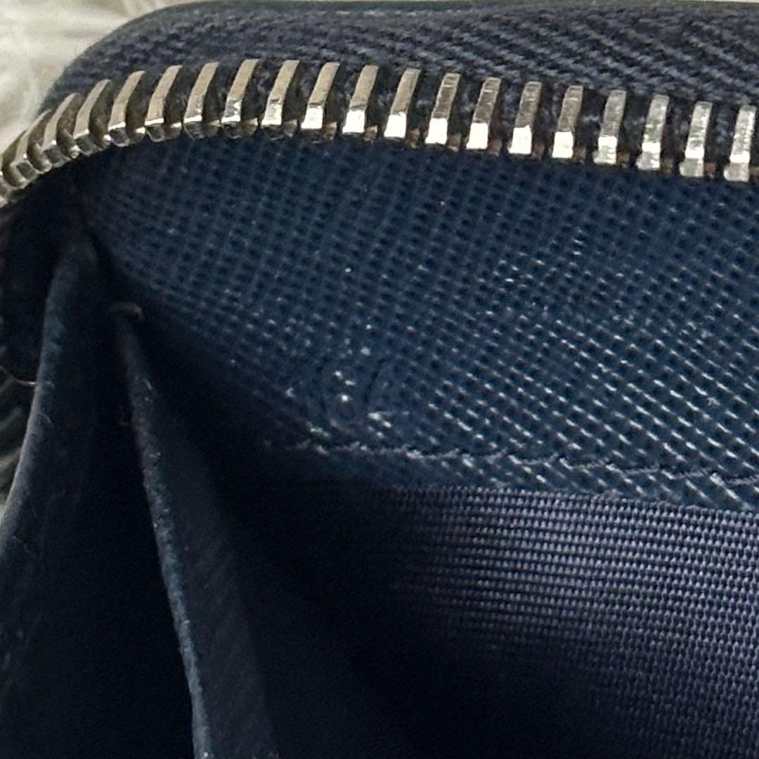 プラダ ラウンドジップ 長財布 サフィアーノレザー 型押し ネイビー ロゴ