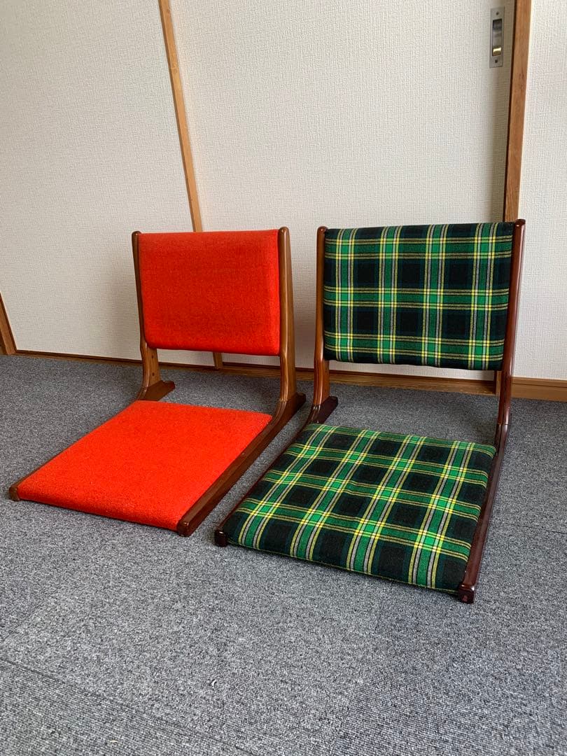レトロな座椅子2脚セット(朱色とチェック柄)