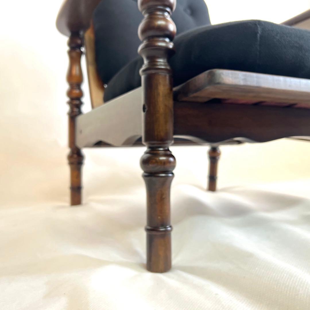 木製アームチェア・ 黒ファブリックソファ・ボタンクッション・ブラック