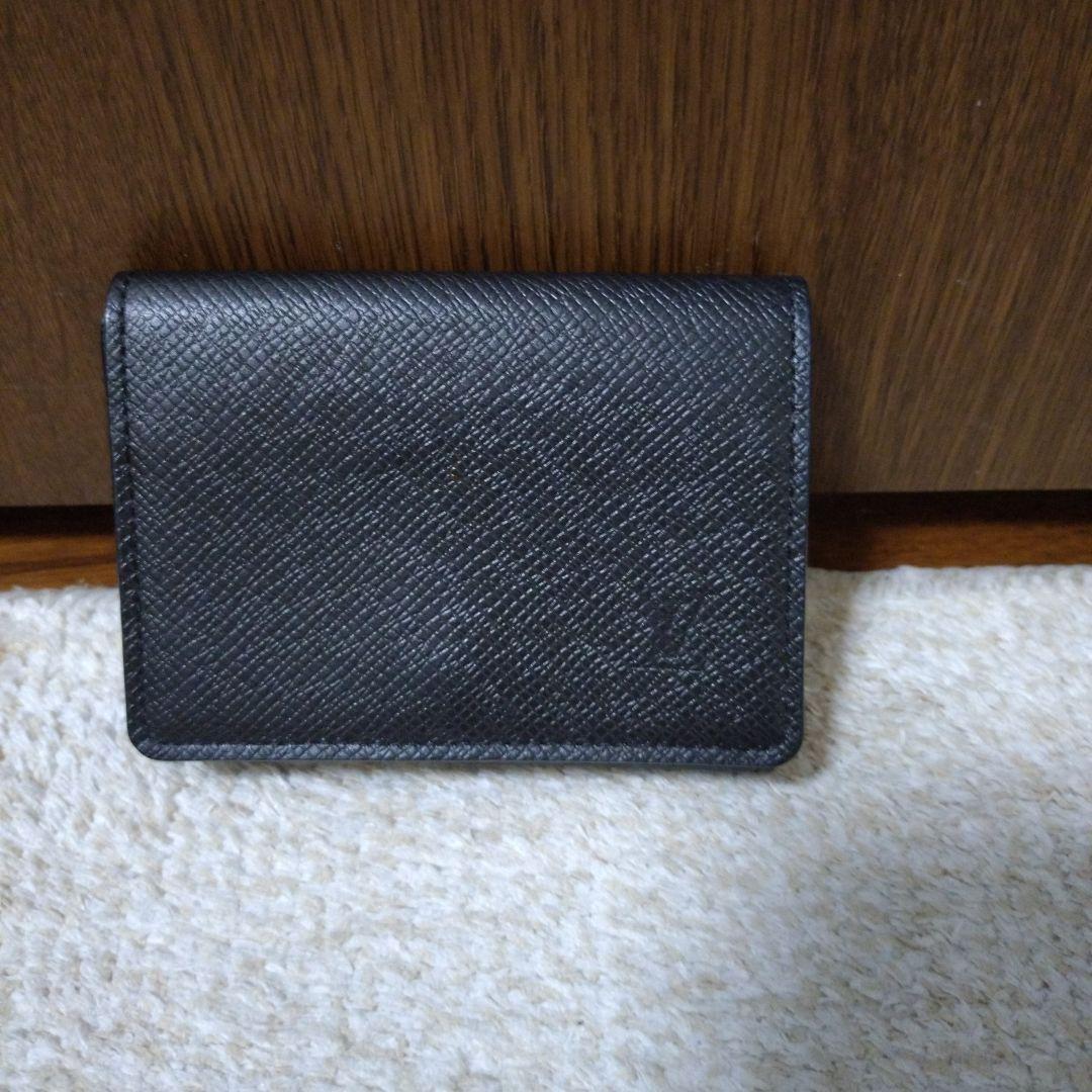 【新型】ルイヴィトン　アンヴェロップカルトドゥヴィジット　エピ　黒　名刺入れ