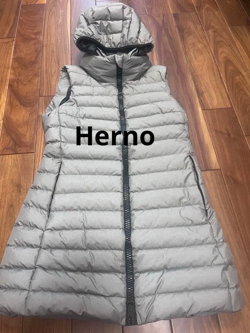 ヘルノ　グレー ダウンベスト