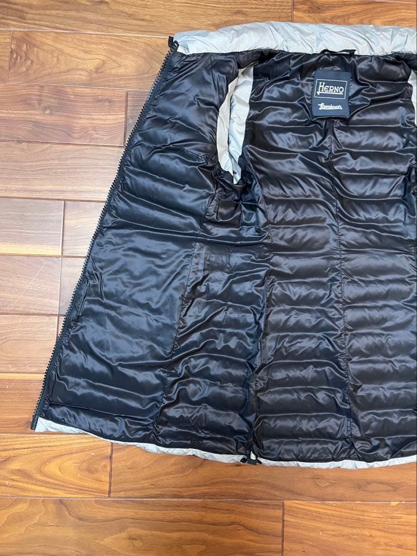 ヘルノ　グレー ダウンベスト