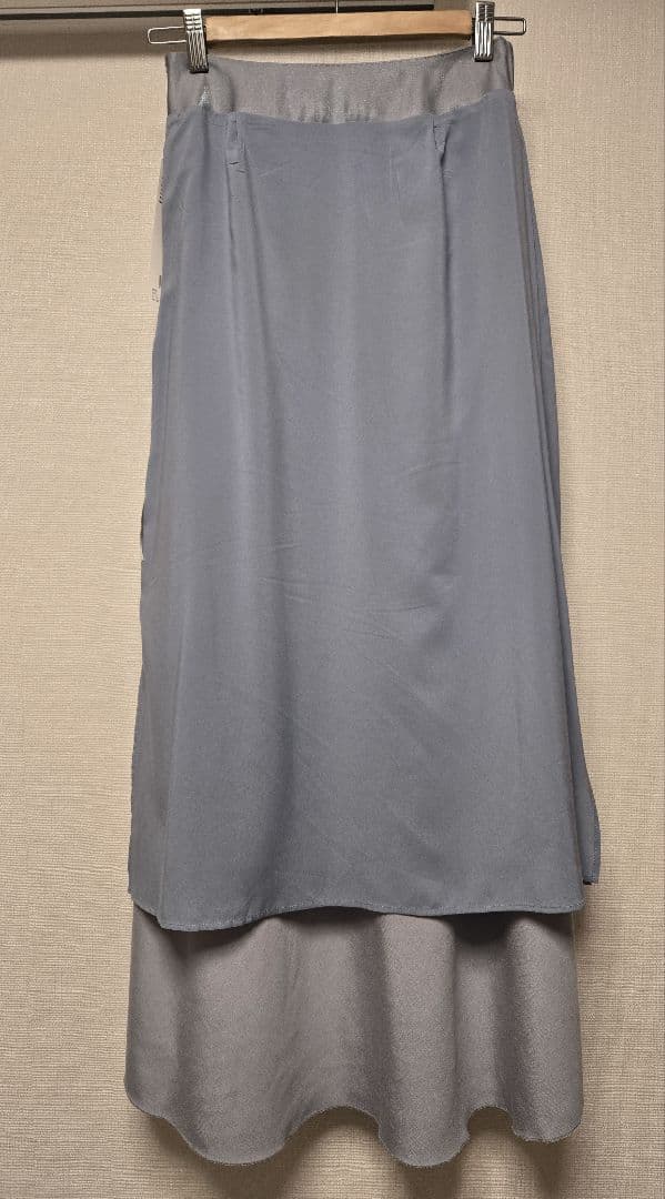 emmi シャイニーサテンロングスカート