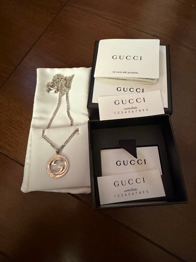 シルバーのGUCCIロゴペンダントネックレス、カーブチェーン