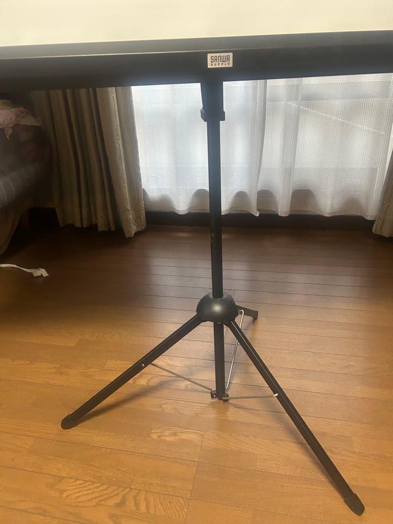 三脚式プロジェクタースクリーン