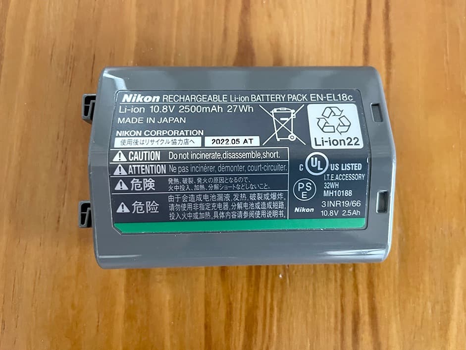 Nikon一眼レフカメラ D5 (CF) ボディ+バッテリー＆充電器 付属