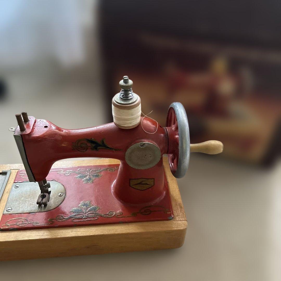 アンティーク 赤い手動ミシン