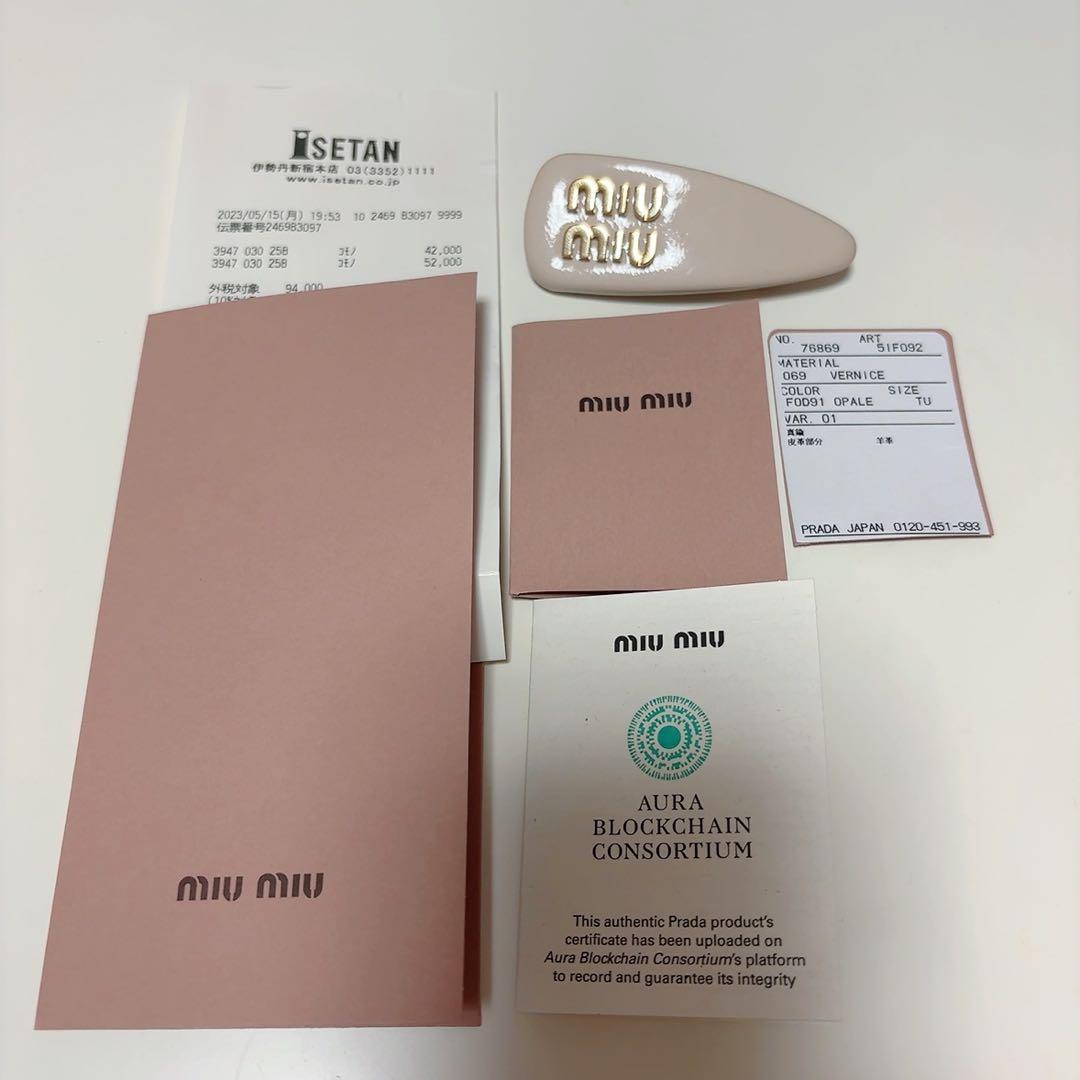 パテントレザー ヘアクリップ miumiu ミュウミュウ 薄ピンク ベージュ